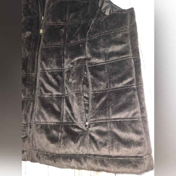 Lady Hathaway Vest - Picture 5 of 8